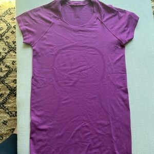 Lulu swiftly tee. Hip length